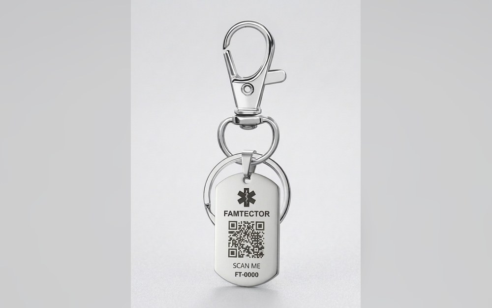 Llavero Famtector con placa y código QR de emergencia