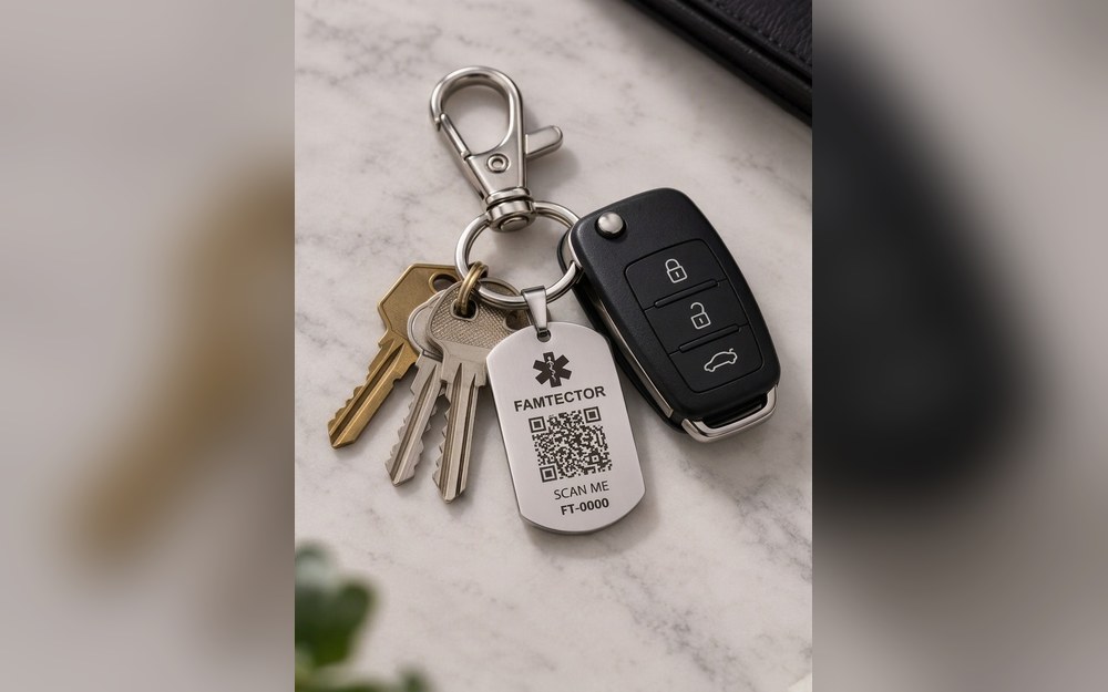 Llavero Famtector junto a llaves y control de carro sobre mármol