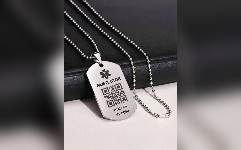 Collar Famtector con placa y código QR de emergencia